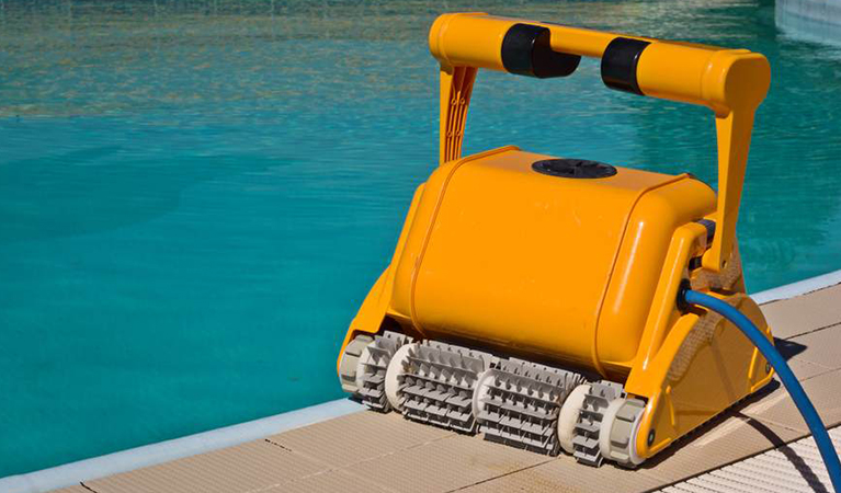 Changer les brosses d'un robot de piscine-1